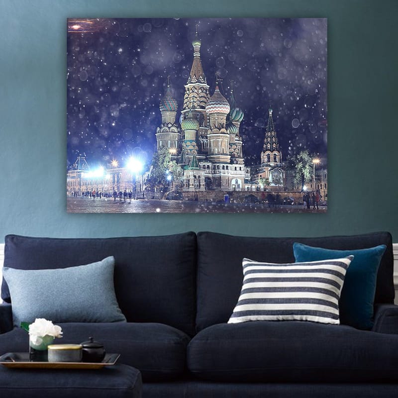 Lerretsbilde 70x100 cm - Fargerik og detaljert utsikt over den berømte Vasilijkatedralen i Moskva, omgitt av snøfall - Grønn / Rød / Blå - Innredning - Bilder & kunst - Lerretsbilder