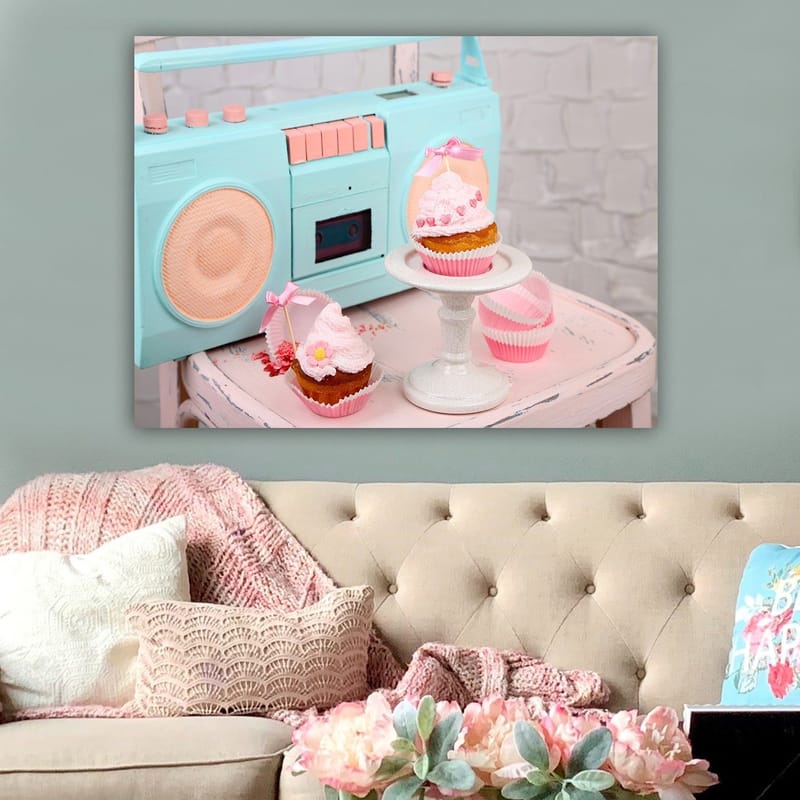Lerretsbilde 70x100 cm - Fargerik og leken komposisjon med cupcakes og en retro kassettspiller - Turkis / Rosa / Beige - Innredning - Bilder & kunst - Lerretsbilder
