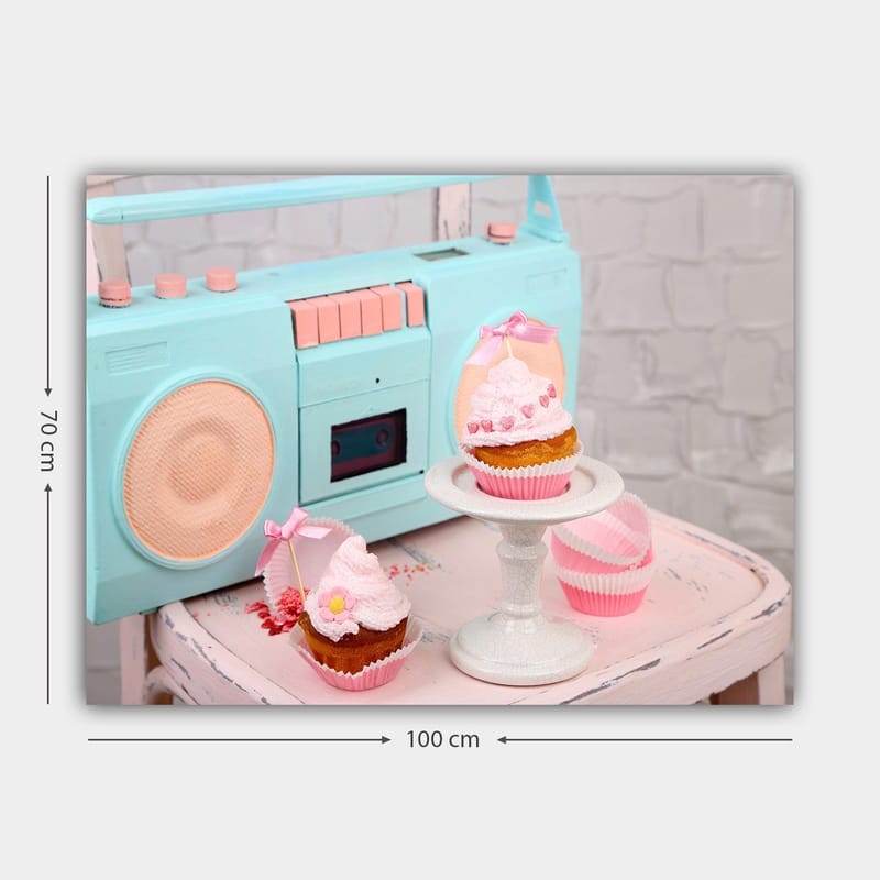 Lerretsbilde 70x100 cm - Fargerik og leken komposisjon med cupcakes og en retro kassettspiller - Turkis / Rosa / Beige - Innredning - Bilder & kunst - Lerretsbilder