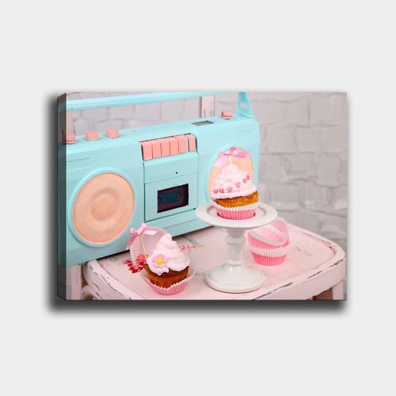 Lerretsbilde 70x100 cm - Fargerik og leken komposisjon med cupcakes og en retro kassettspiller, Turkis / Rosa / Beige