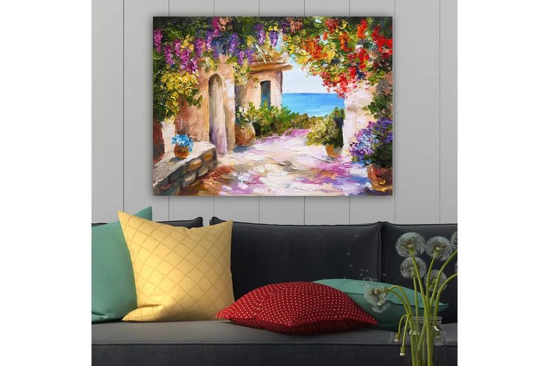 Lerretsbilde 70x100 cm - Fargerik og livlig smug med blomster og havutsikt - Lilla / Grønn / Rød - Innredning - Bilder & kunst - Lerretsbilder