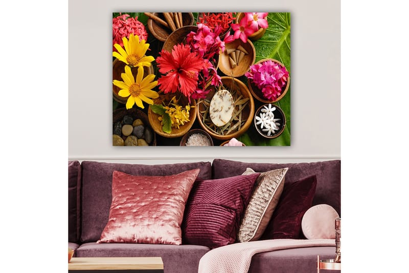 Lerretsbilde 70x100 cm - Fargerik samling av blomster og naturelementer i skåler - Rød / Gul / Rosa - Innredning - Bilder & kunst - Lerretsbilder