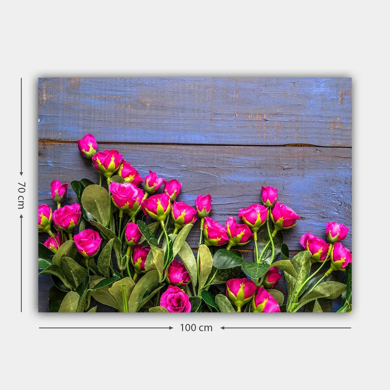 Lerretsbilde 70x100 cm - Fargerik samling av rosa roser mot en blå trebakgrunn - Rosa / Grønn / Blå - Innredning - Bilder & kunst - Lerretsbilder