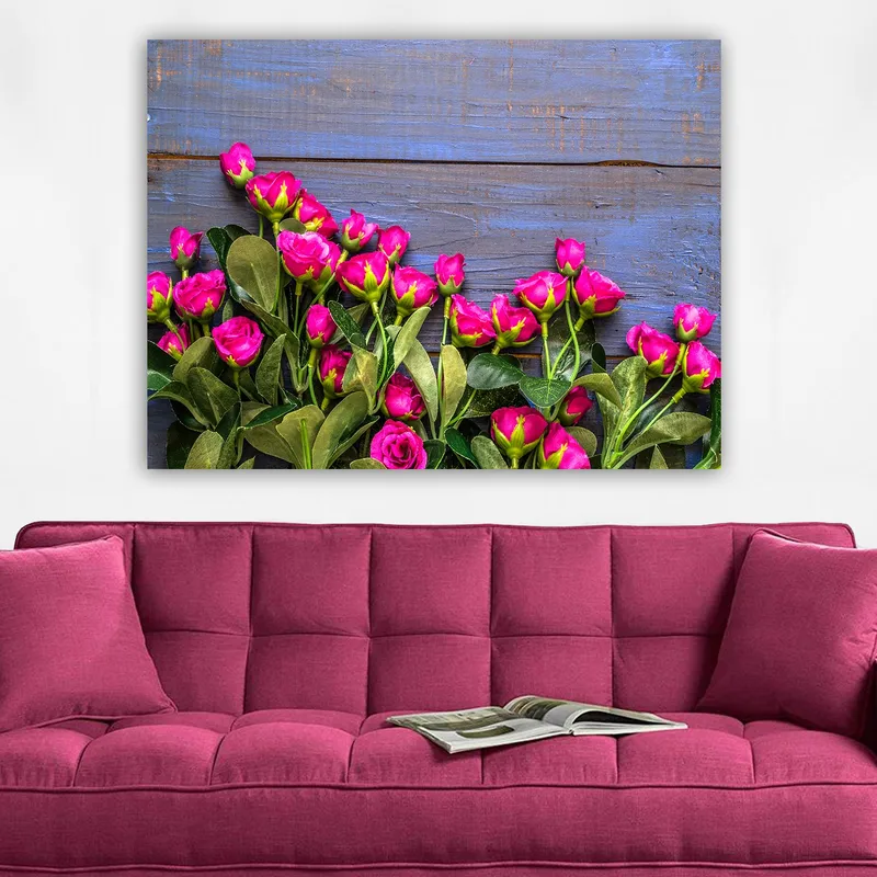 Lerretsbilde 70x100 cm - Fargerik samling av rosa roser mot en blå trebakgrunn - Rosa / Grønn / Blå - Innredning - Bilder & kunst - Lerretsbilder