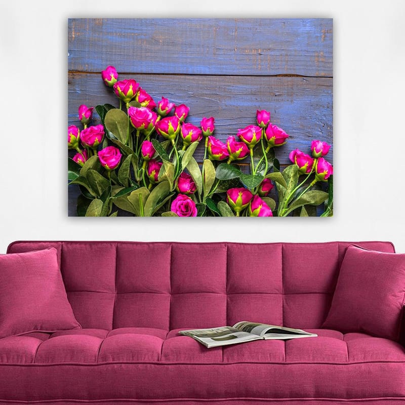 Lerretsbilde 70x100 cm - Fargerik samling av rosa roser mot en blå trebakgrunn - Rosa / Grønn / Blå - Innredning - Bilder & kunst - Lerretsbilder
