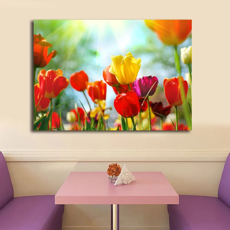 Lerretsbilde 70x100 cm - Fargerik samling av tulipaner i forskjellige nyanser som blomstrer i lyset - Rød / Gul / Lilla - Innredning - Bilder & kunst - Lerretsbilder
