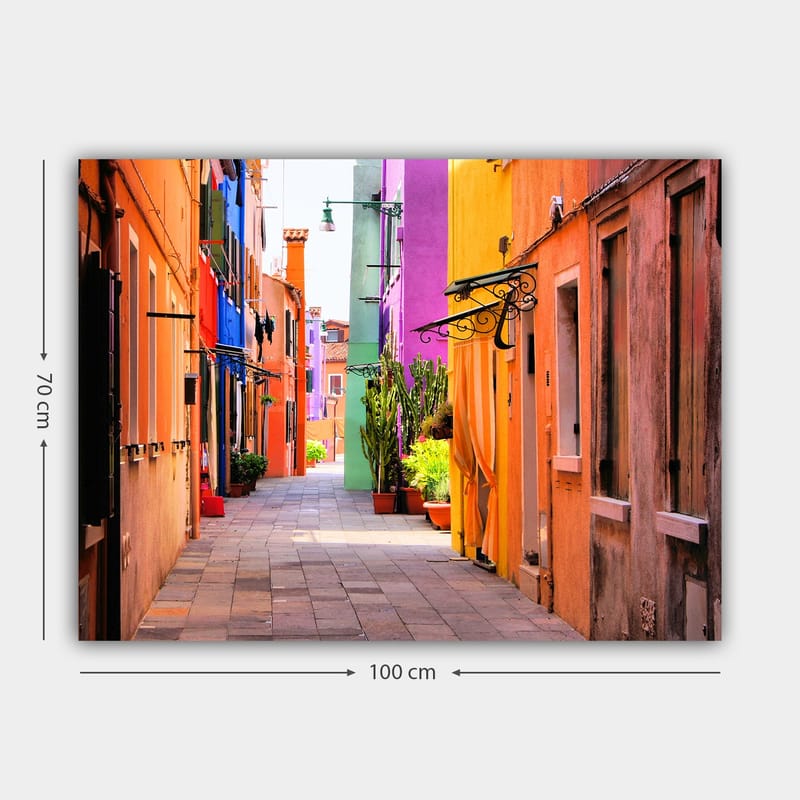 Lerretsbilde 70x100 cm - Fargerik smug med livlige hus i forskjellige nyanser - Oransje / Lilla / Grønn - Innredning - Bilder & kunst - Lerretsbilder