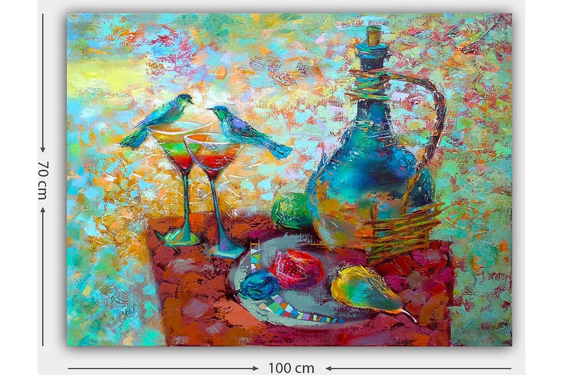 Lerretsbilde 70x100 cm - Fargerik stillhet med en karaffel, to glass og frukt på et bord, omgitt av fugler - Turkis / Rød / Gul - Innredning - Bilder & kunst - Lerretsbilder