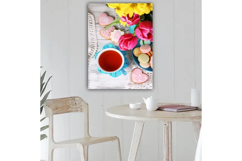 Lerretsbilde 70x100 cm - Fargerik stillhet med en kopp te, blomster og dekorerte kaker, Rød / Rosa / Grønn