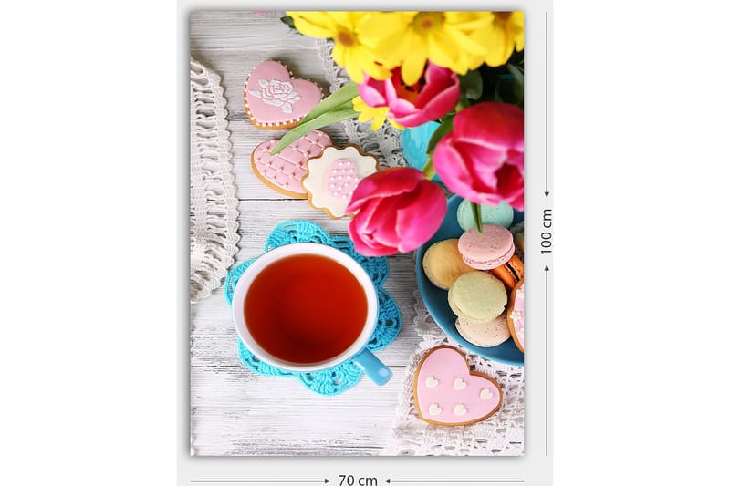 Lerretsbilde 70x100 cm - Fargerik stillhet med en kopp te, blomster og dekorerte kaker - Rød / Rosa / Grønn - Innredning - Bilder & kunst - Lerretsbilder