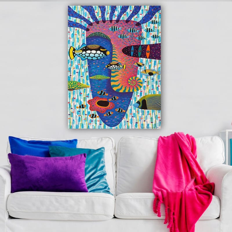 Lerretsbilde 70x100 cm - Fargerik undervannsscene med forskjellige fisker og et ansiktsmotiv i bakgrunnen - Blå / Rosa / Gul - Innredning - Bilder & kunst - Lerretsbilder