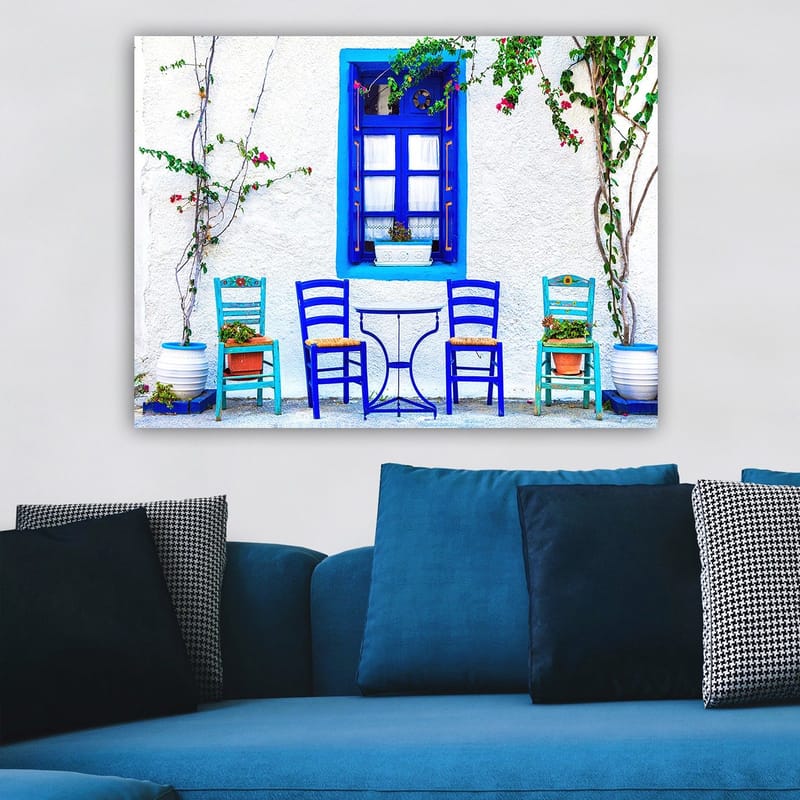 Lerretsbilde 70x100 cm - Fargerik utendørs spiseplass med blå stoler og vinduer i middelhavsmiljø - Blå / Grønn / Hvit - Innredning - Bilder & kunst - Lerretsbilder
