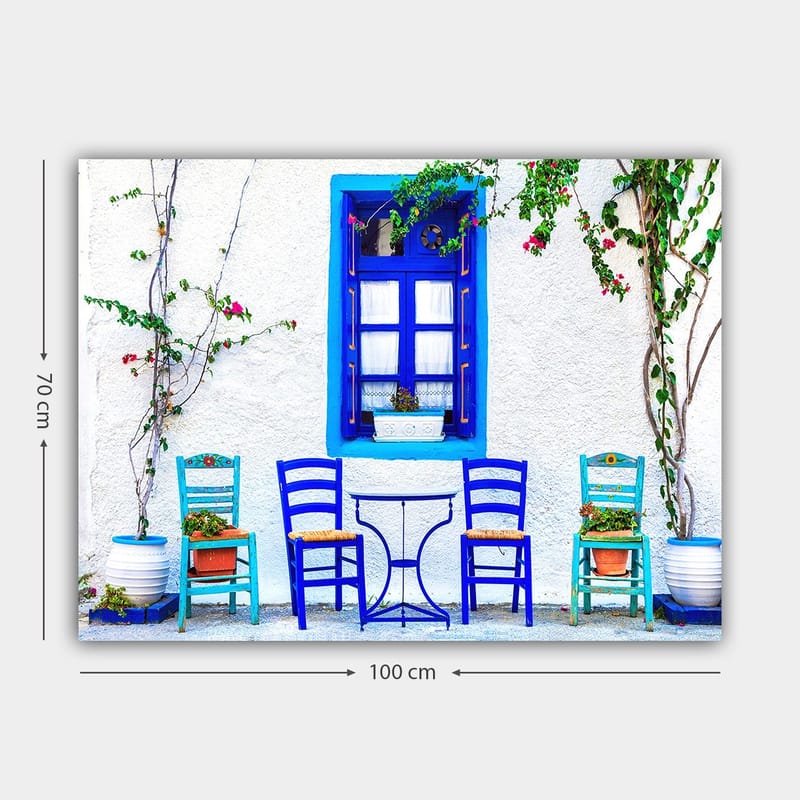 Lerretsbilde 70x100 cm - Fargerik utendørs spiseplass med blå stoler og vinduer i middelhavsmiljø - Blå / Grønn / Hvit - Innredning - Bilder & kunst - Lerretsbilder