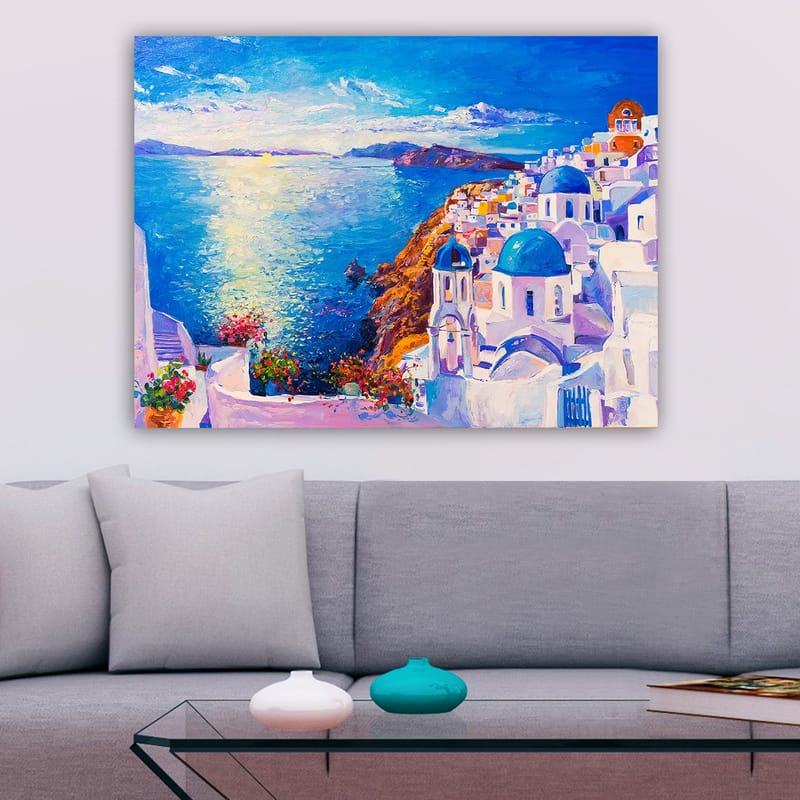 Lerretsbilde 70x100 cm - Fargerik utsikt over en gresk kystby med hvite bygninger og blå kupler som strekker seg mot havet - Blå / Hvit / Oransje - Innredning - Bilder & kunst - Lerretsbilder