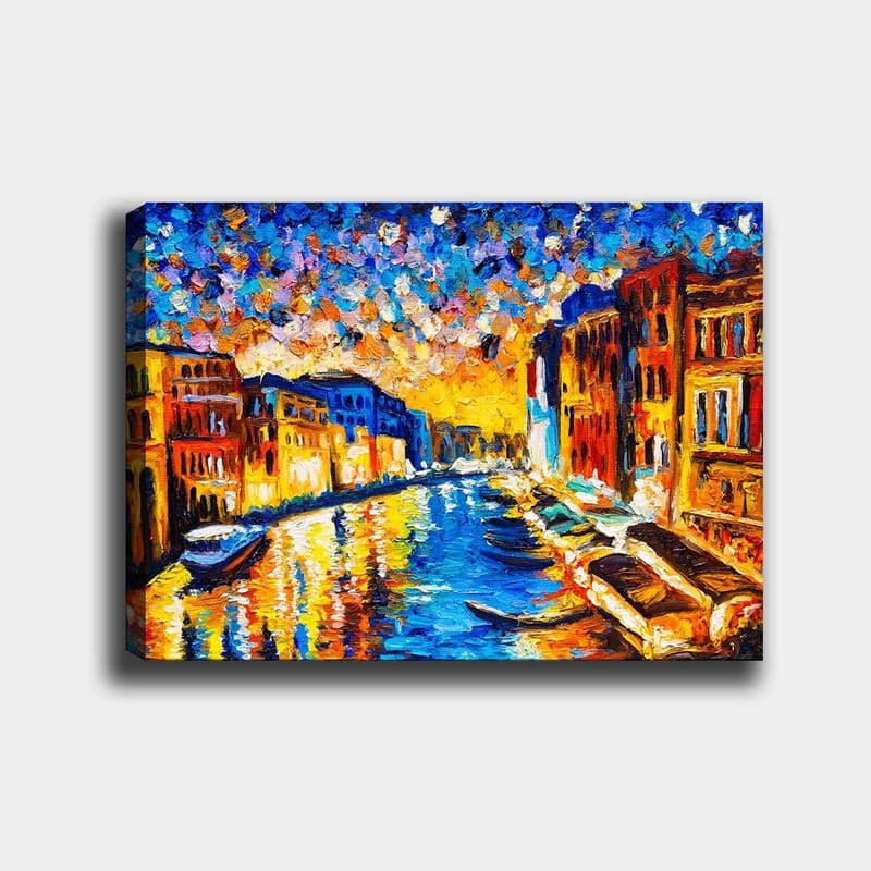 Lerretsbilde 70x100 cm - Fargerik utsikt over en kanal med bygninger og båter under en solnedgang i en by, Blå / Oransje / Gul