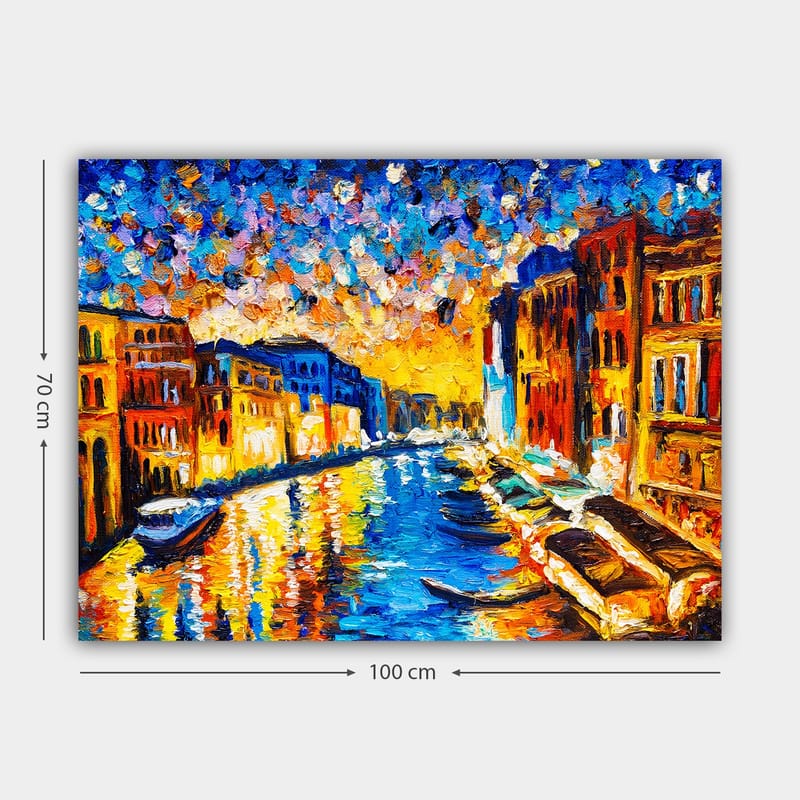 Lerretsbilde 70x100 cm - Fargerik utsikt over en kanal med bygninger og båter under en solnedgang i en by - Blå / Oransje / Gul - Innredning - Bilder & kunst - Lerretsbilder