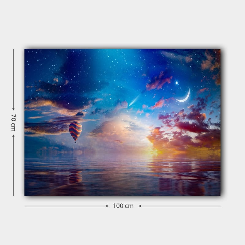 Lerretsbilde 70x100 cm - Fargerik varmluftsballong svever over en speillignende overflate under en stjernehimmel med dramatiske skyer og en måne - Blå / Oransje / Rød - Innredning - Bilder & kunst - Lerretsbilder