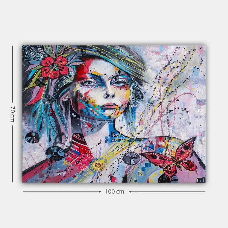 Lerretsbilde 70x100 cm - Fargerik portrett av en kvinne med blomster og en sommerfugl som fremhever ansiktet hennes - Rosa / Blå / Gul - Innredning - Bilder & kunst - Lerretsbilder