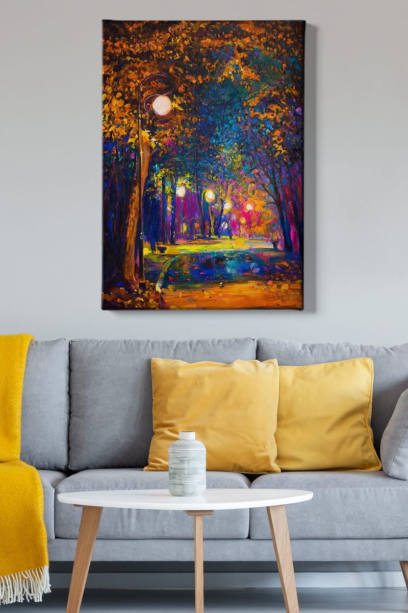 Lerretsbilde 70x100 cm - Fargerik park med gatelykter som lyser opp en tursti omgitt av trær i høstfarger - Mørk blå / Oransje / Lilla - Innredning - Bilder & kunst - Lerretsbilder