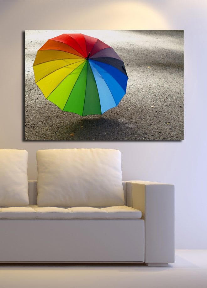 Lerretsbilde 70x100 cm - Fargerik paraply stående på en grå overflate - Rød / Grønn / Blå - Innredning - Bilder & kunst - Lerretsbilder