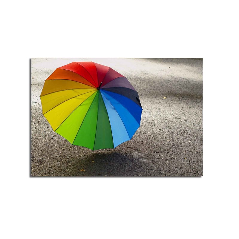 Lerretsbilde 70x100 cm - Fargerik paraply stående på en grå overflate - Rød / Grønn / Blå - Innredning - Bilder & kunst - Lerretsbilder