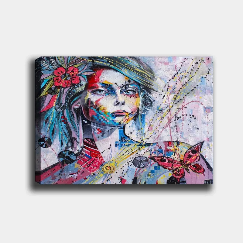 Lerretsbilde 70x100 cm - Fargerik portrett av en kvinne med blomster og en sommerfugl som fremhever ansiktet hennes, Rosa / Blå / Gul