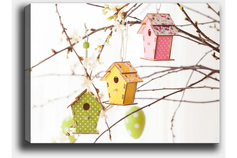 Lerretsbilde 70x100 cm - Fargerike fuglehus hengende i grener med blomster - Grønn / Gul / Rosa - Innredning - Bilder & kunst - Lerretsbilder