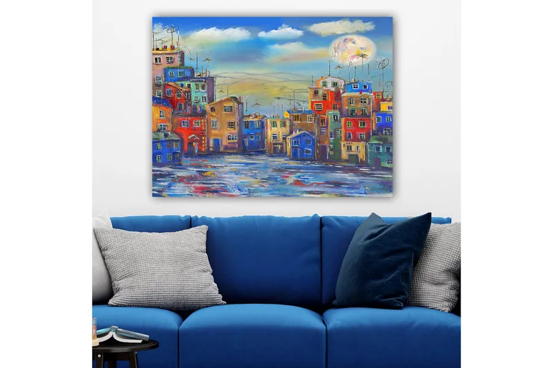 Lerretsbilde 70x100 cm - Fargerike hus i et urbant miljø under en klar himmel med en stor måne - Blå / Rød / Gul - Innredning - Bilder & kunst - Lerretsbilder