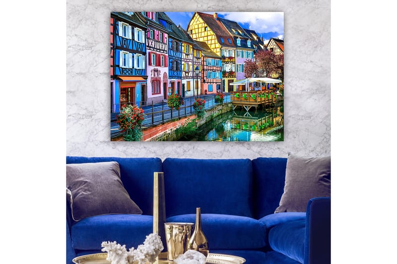 Lerretsbilde 70x100 cm - Fargerike hus langs en kanal i pittoreske urbane omgivelser - Blå / Rosa / Gul - Innredning - Bilder & kunst - Lerretsbilder