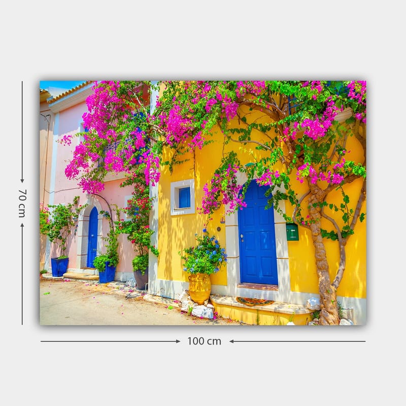 Lerretsbilde 70x100 cm - Fargerike hus med bougainvillea som blomstrer i en travel gate - Blå / Gul / Rosa - Innredning - Bilder & kunst - Lerretsbilder