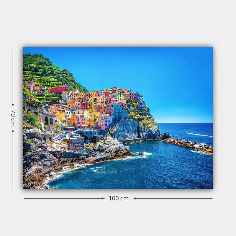 Lerretsbilde 70x100 cm - Fargerike hus som klatrer opp en klippe ved havet - Blå / Gul / Rosa - Innredning - Bilder & kunst - Lerretsbilder