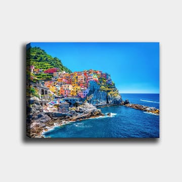 Lerretsbilde 70x100 cm - Fargerike hus som klatrer opp en klippe ved havet - Blå / Gul / Rosa - Innredning - Bilder & kunst - Lerretsbilder
