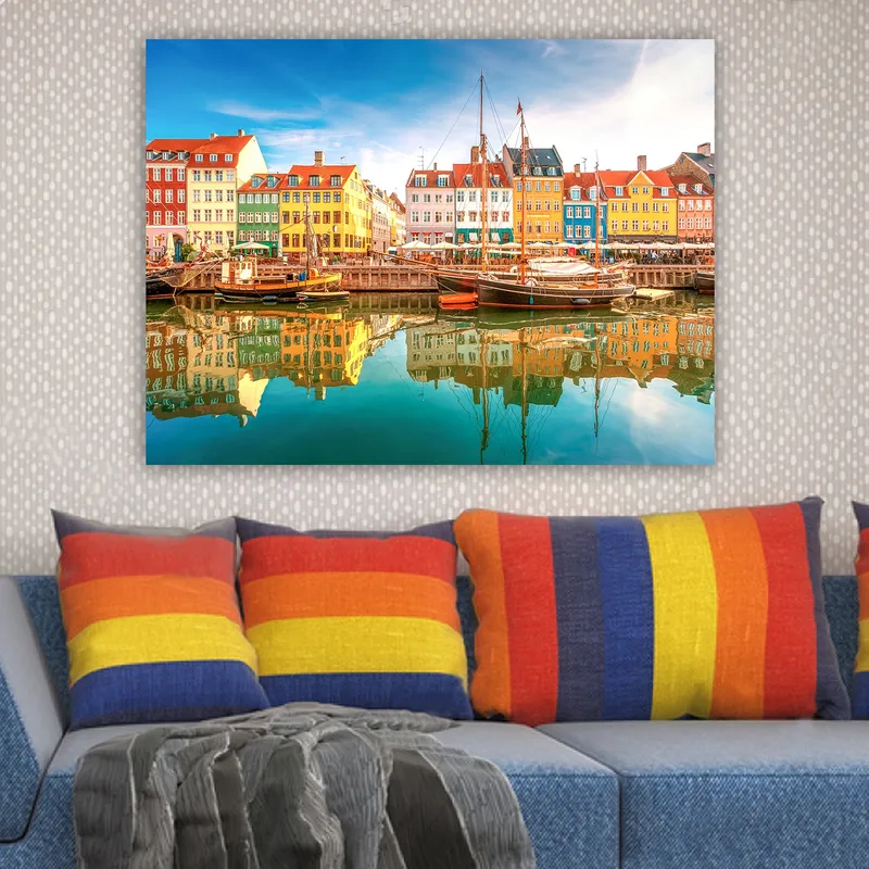 Lerretsbilde 70x100 cm - Fargerike hus ved en havn med båter og refleksjoner i vannet - Gul / Rød / Blå - Innredning - Bilder & kunst - Lerretsbilder