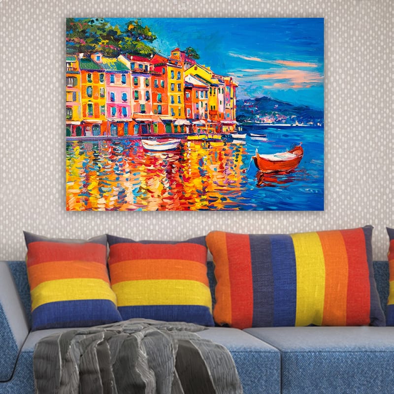 Lerretsbilde 70x100 cm - Fargerike hus ved en havn med båter speilet i vannet - Blå / Oransje / Gul - Innredning - Bilder & kunst - Lerretsbilder