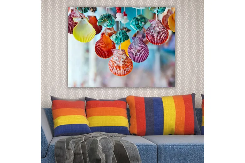 Lerretsbilde 70x100 cm - Fargerike skjell hengende i et dekorativt sett - Rød / Grønn / Oransje - Innredning - Bilder & kunst - Lerretsbilder