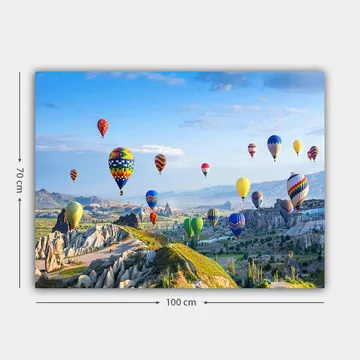 Lerretsbilde 70x100 cm - Fargerike varmluftsballonger svever over et vakkert landskap i Kappadokia - Grønn / Blå / Gul - Innredning - Bilder & kunst - Lerretsbilder