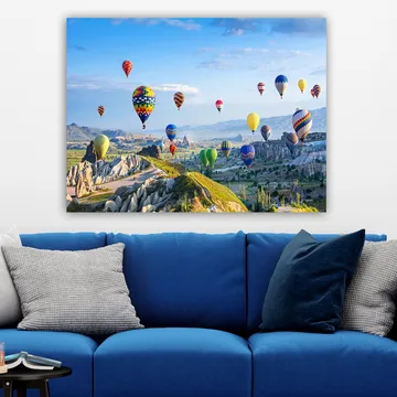 Lerretsbilde 70x100 cm - Fargerike varmluftsballonger svever over et vakkert landskap i Kappadokia - Grønn / Blå / Gul - Innredning - Bilder & kunst - Lerretsbilder