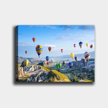 Lerretsbilde 70x100 cm - Fargerike varmluftsballonger svever over et vakkert landskap i Kappadokia - Grønn / Blå / Gul - Innredning - Bilder & kunst - Lerretsbilder