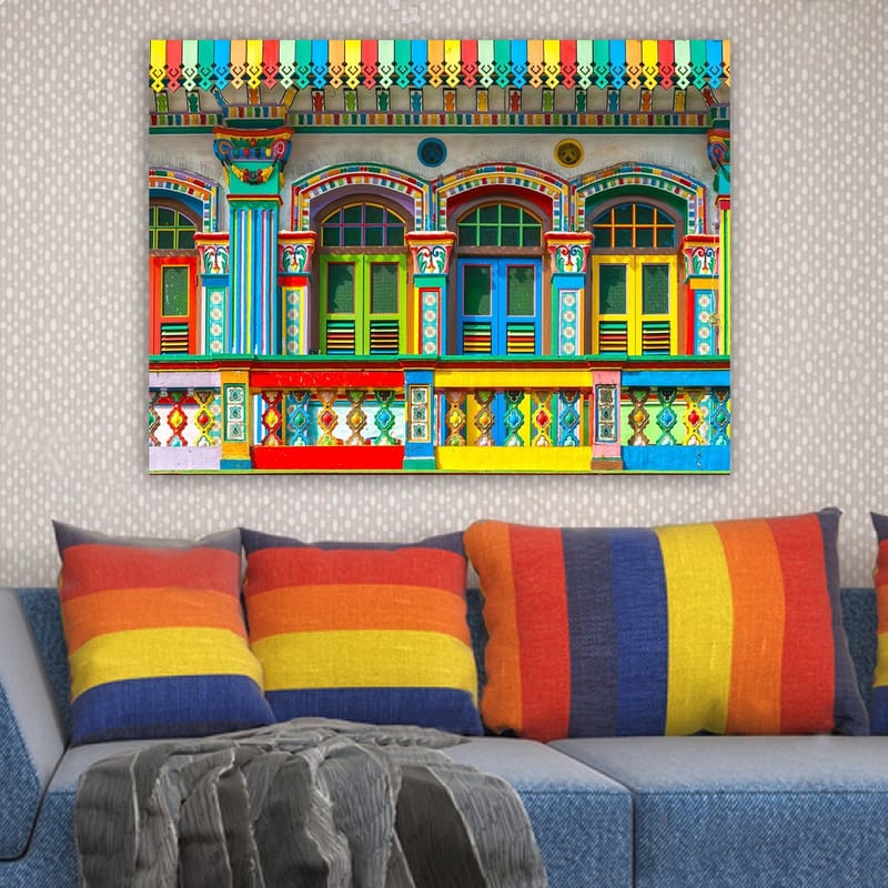 Lerretsbilde 70x100 cm - Fargerike vinduer og dekorasjoner på en bygningsfasade - Rød / Grønn / Gul - Innredning - Bilder & kunst - Lerretsbilder