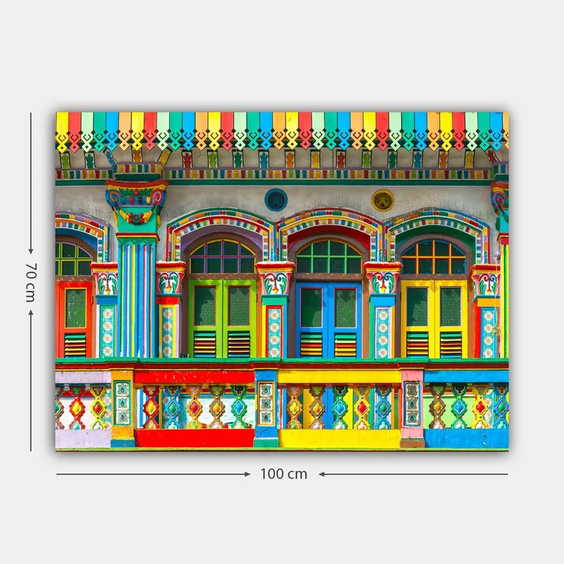 Lerretsbilde 70x100 cm - Fargerike vinduer og dekorasjoner på en bygningsfasade - Rød / Grønn / Gul - Innredning - Bilder & kunst - Lerretsbilder