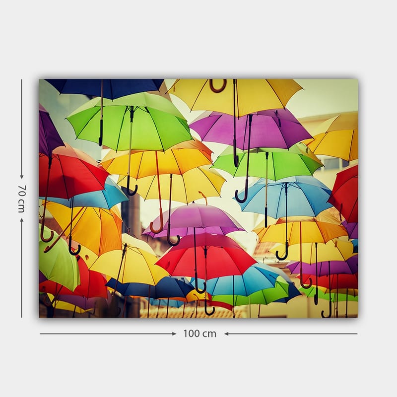 Lerretsbilde 70x100 cm - Fargerike paraplyer som henger i luften skaper en livlig og leken atmosfære - Grønn / Gul / Rød - Innredning - Bilder & kunst - Lerretsbilder