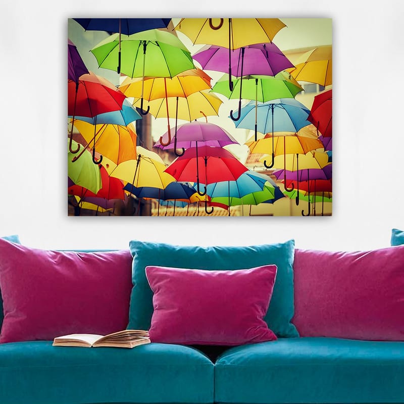 Lerretsbilde 70x100 cm - Fargerike paraplyer som henger i luften skaper en livlig og leken atmosfære - Grønn / Gul / Rød - Innredning - Bilder & kunst - Lerretsbilder