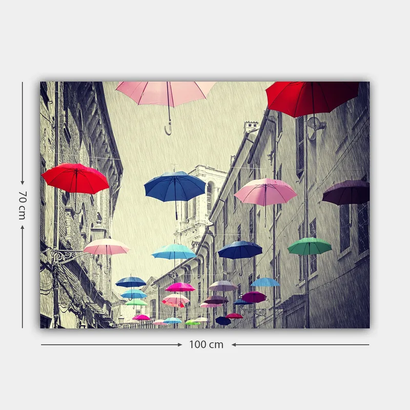 Lerretsbilde 70x100 cm - Fargerike paraplyer svever over en grå bygate - Rød / Blå / Rosa - Innredning - Bilder & kunst - Lerretsbilder