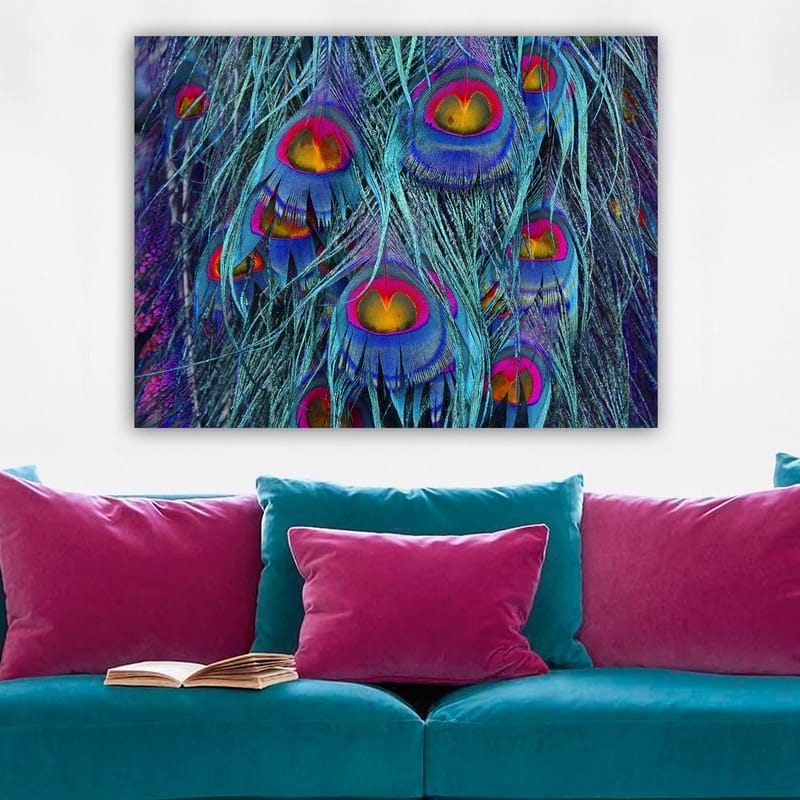 Lerretsbilde 70x100 cm - Fargerike påfuglfjær med et hypnotiserende mønster - Turkis / Lilla / Rød - Innredning - Bilder & kunst - Lerretsbilder