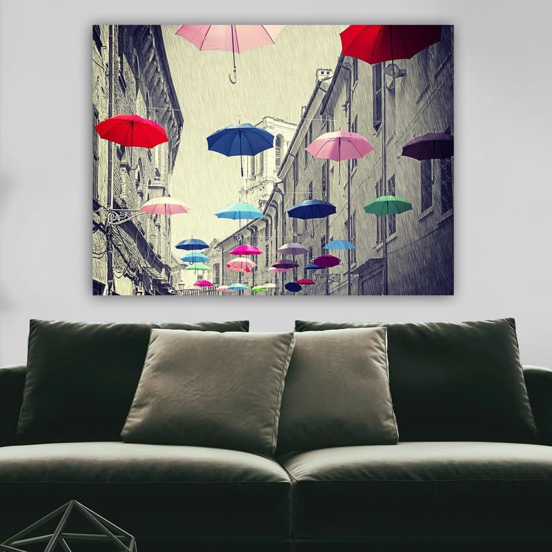 Lerretsbilde 70x100 cm - Fargerike paraplyer svever over en grå bygate - Rød / Blå / Rosa - Innredning - Bilder & kunst - Lerretsbilder