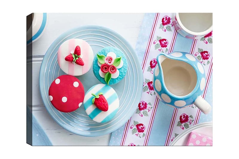 Lerretsbilde 70x100 cm - Fargerikt bakverk dekorert med bær og blomster på et fat, Rød / Blå / Hvit