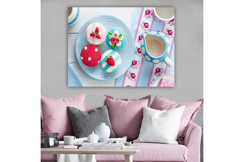 Lerretsbilde 70x100 cm - Fargerikt bakverk dekorert med bær og blomster på et fat - Rød / Blå / Hvit - Innredning - Bilder & kunst - Lerretsbilder