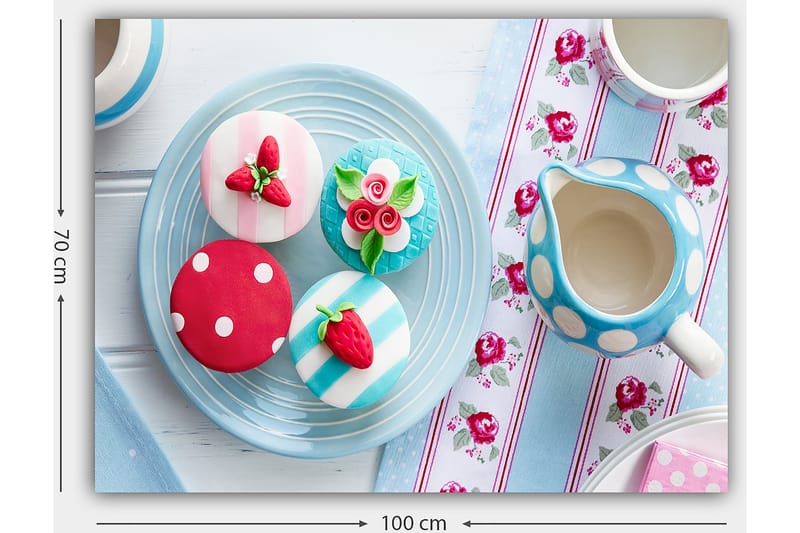 Lerretsbilde 70x100 cm - Fargerikt bakverk dekorert med bær og blomster på et fat - Rød / Blå / Hvit - Innredning - Bilder & kunst - Lerretsbilder