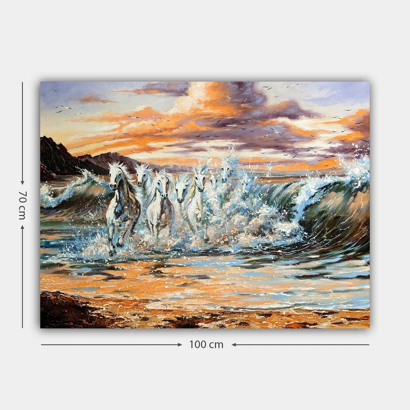 Lerretsbilde 70x100 cm - Fem hvite hester galopperer gjennom bølgene ved solnedgang - Hvit / Blå / Oransje - Innredning - Bilder & kunst - Lerretsbilder