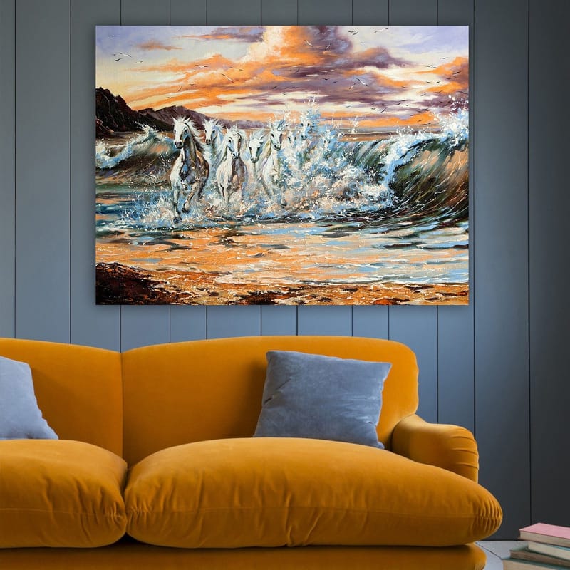 Lerretsbilde 70x100 cm - Fem hvite hester galopperer gjennom bølgene ved solnedgang - Hvit / Blå / Oransje - Innredning - Bilder & kunst - Lerretsbilder